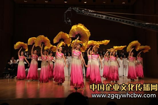 歌舞《北風(fēng)吹來十月的風(fēng)》.JPG