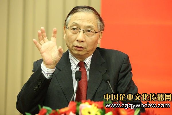 中國人民銀行黨校原副校長,經(jīng)濟(jì)學(xué)博士、研究員、教授、博士生導(dǎo)師 許健論壇演講.jpg