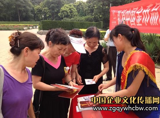 天津富泉走進(jìn)如意園公園<a href=http://www.fenghenever.com/ target=_blank class=infotextkey>宣傳</a>中國(guó)<a href=http://www.tjfuquan.com/ target=_blank class=infotextkey>金幣</a>知識(shí).JPG